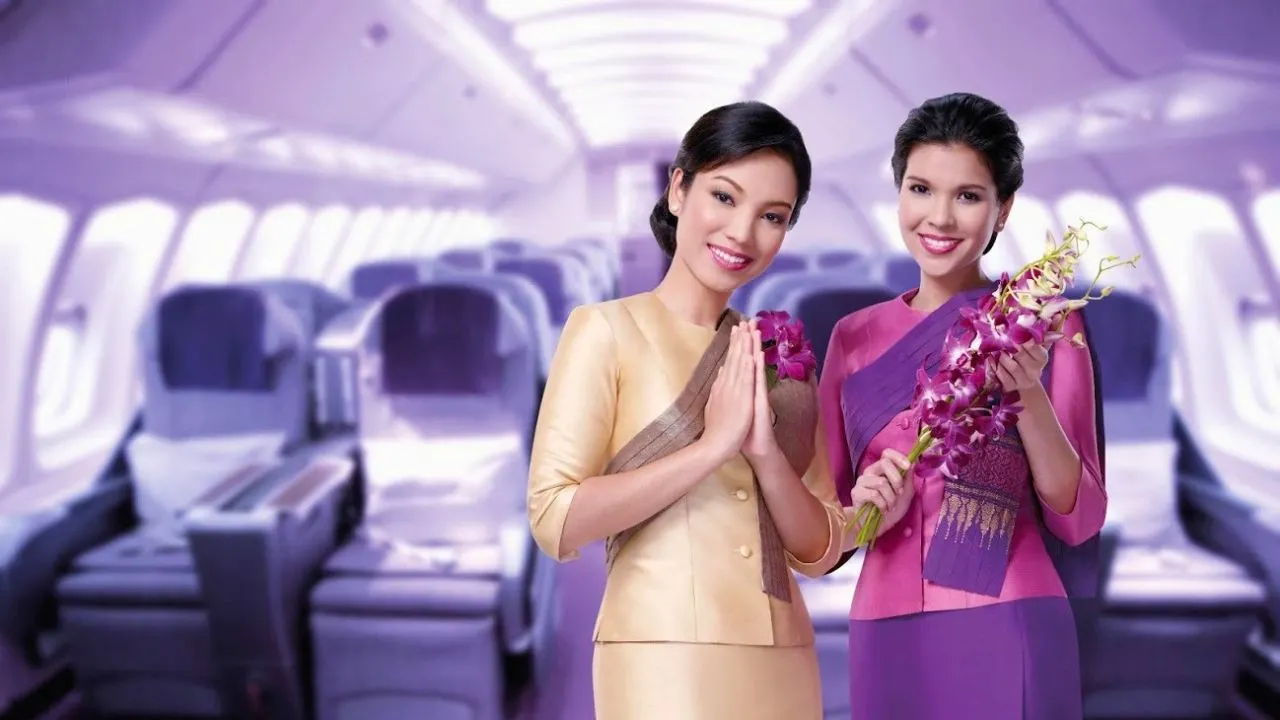 Hôtesses de Thai Airways dans une cabine d'avion
