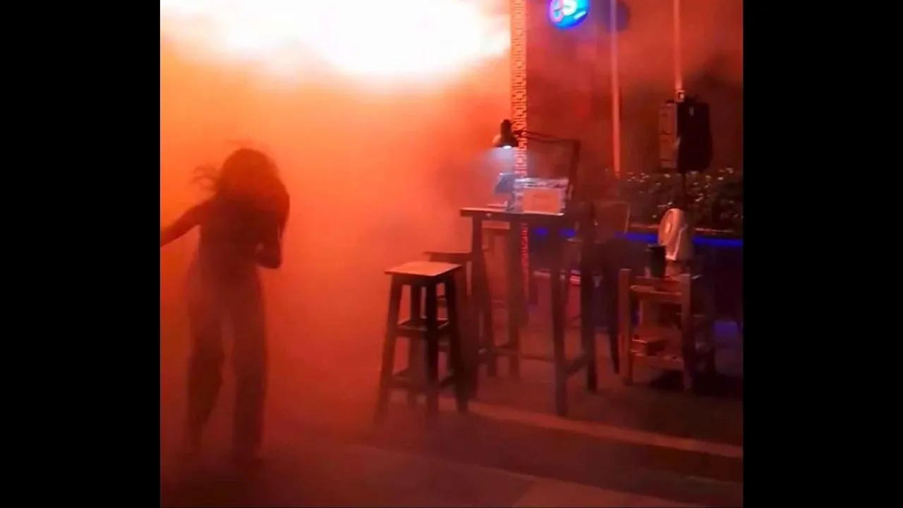 Une cliente s'échappe du restaurant Rong Beer Na Ladprao en flammes à Bangkok