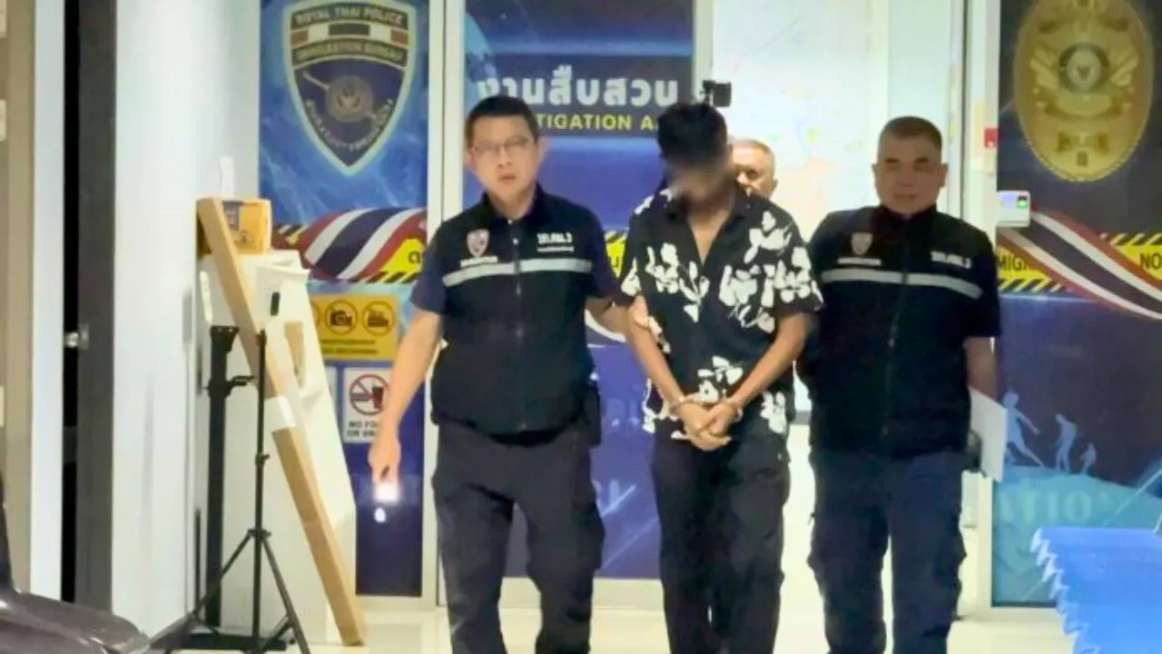 Policiers de l'immigration thaïlandaise escortant un ressortissant indien arrêté pour séjour illégal à Nonthaburi