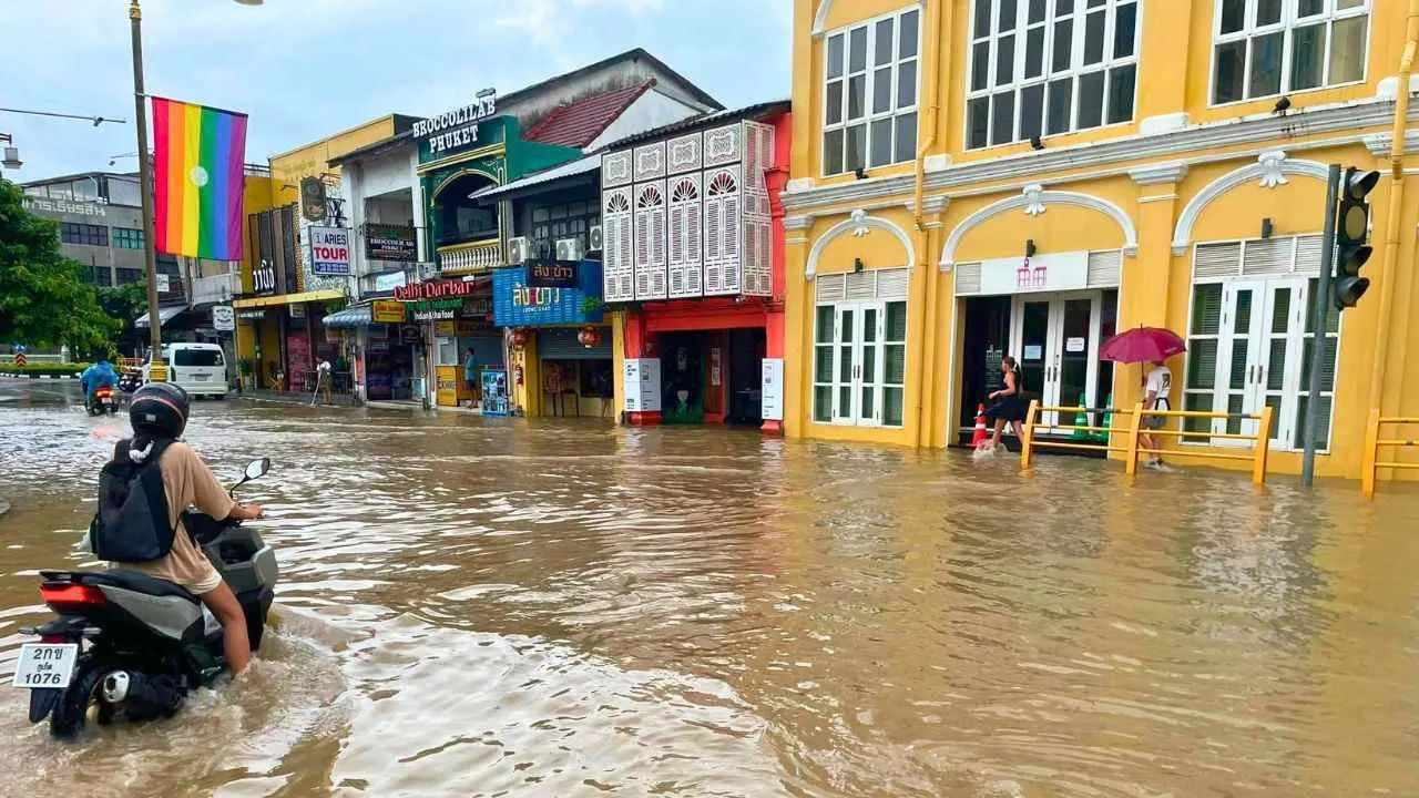 Une rue commerçante de Phuket sous les eaux après de violentes pluies