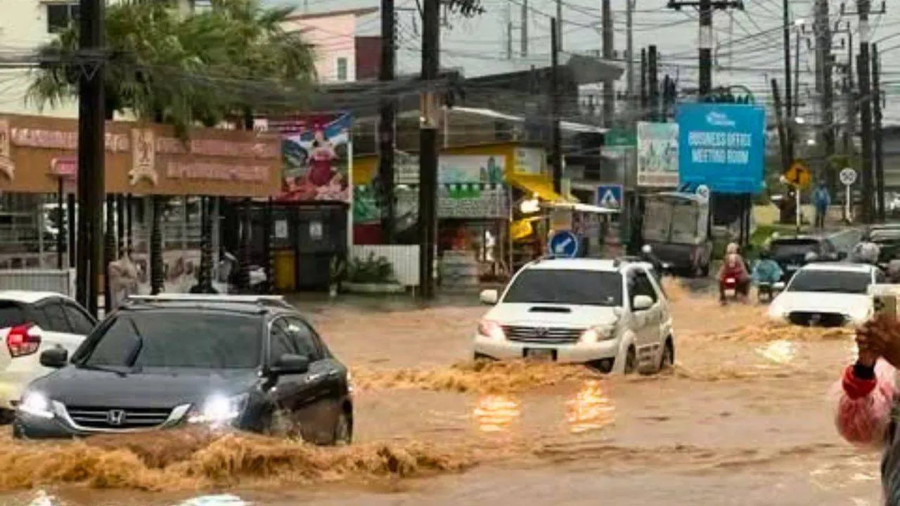 Inondations à Phuket après de fortes pluies, des voitures circulent sur une route submergée