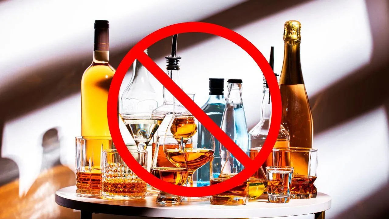 Bouteilles et verres d'alcool barrés par un panneau d'interdiction en Thaïlande