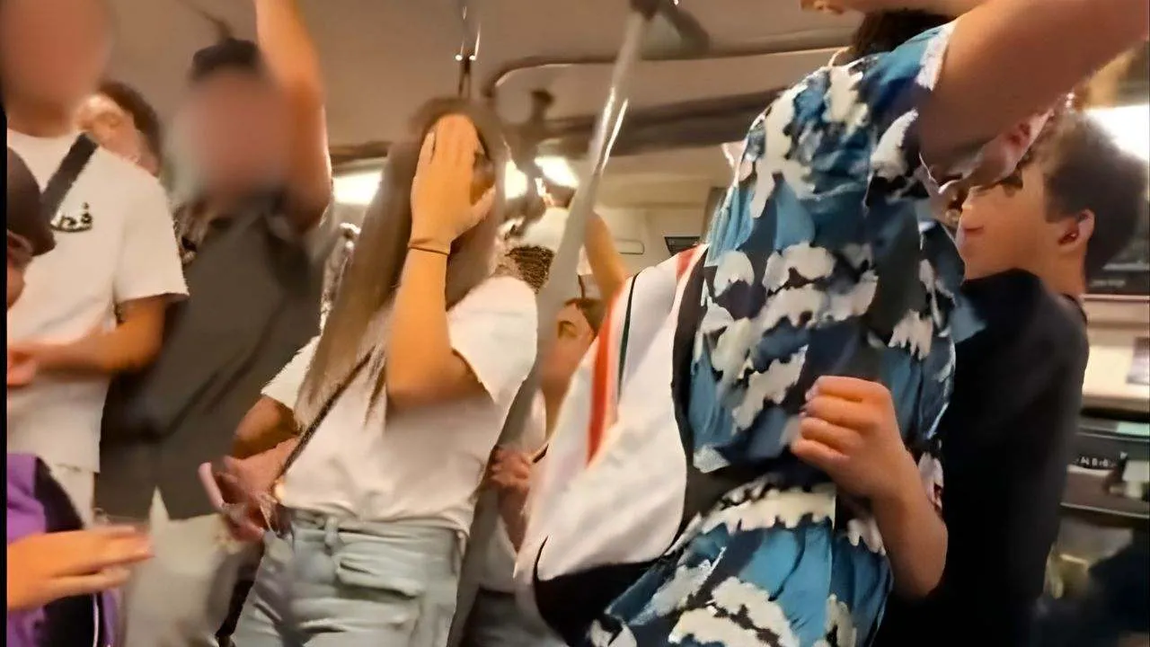Des adolescents italiens à bord d'une rame du BTS Skytrain de Bangkok lors de l'altercation avec une passagère thaïlandaise qui leur reprochait de parler trop fort