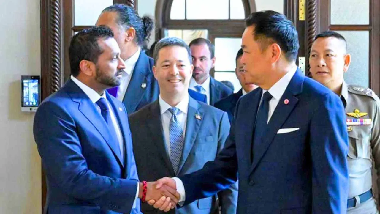 Le directeur du FBI, Kash Patel, serre la main du Premier ministre thaïlandais Anutin Charnvirakul lors d'une rencontre au Palais du Gouvernement à Bangkok