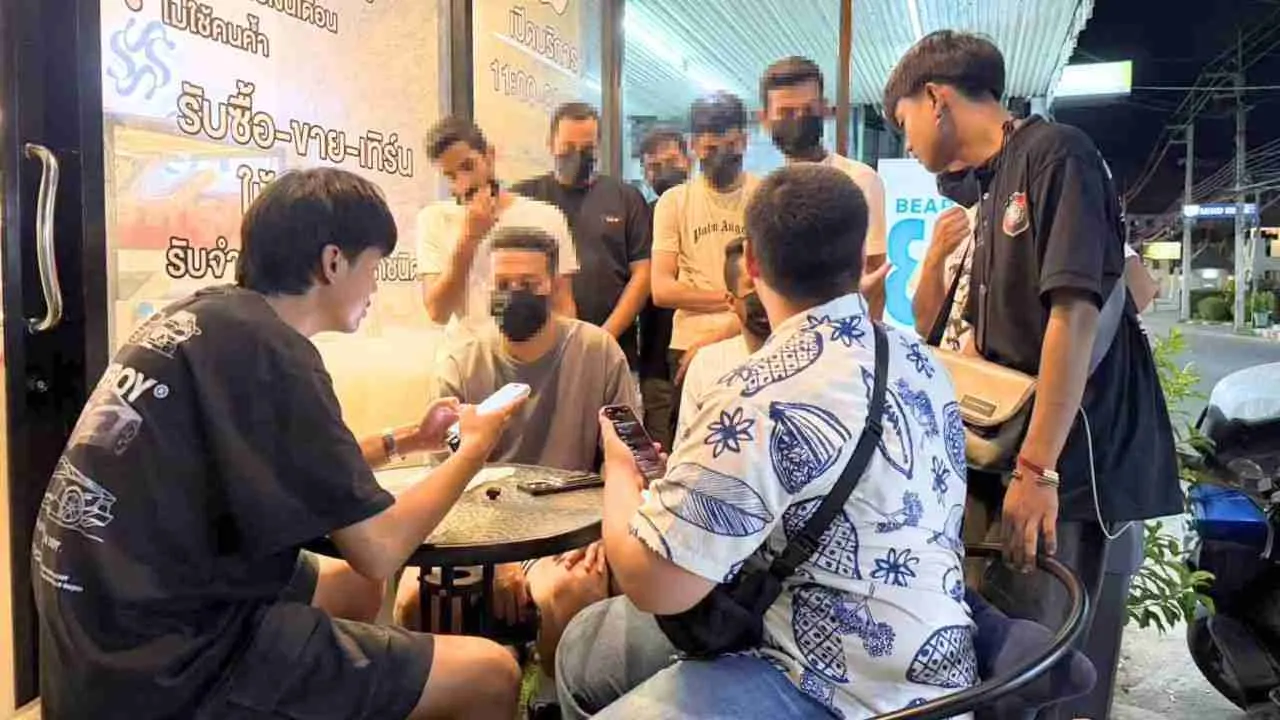 Groupe de visiteurs koweïtiens réunis à Pattaya pour dénoncer leur traitement par la police locale