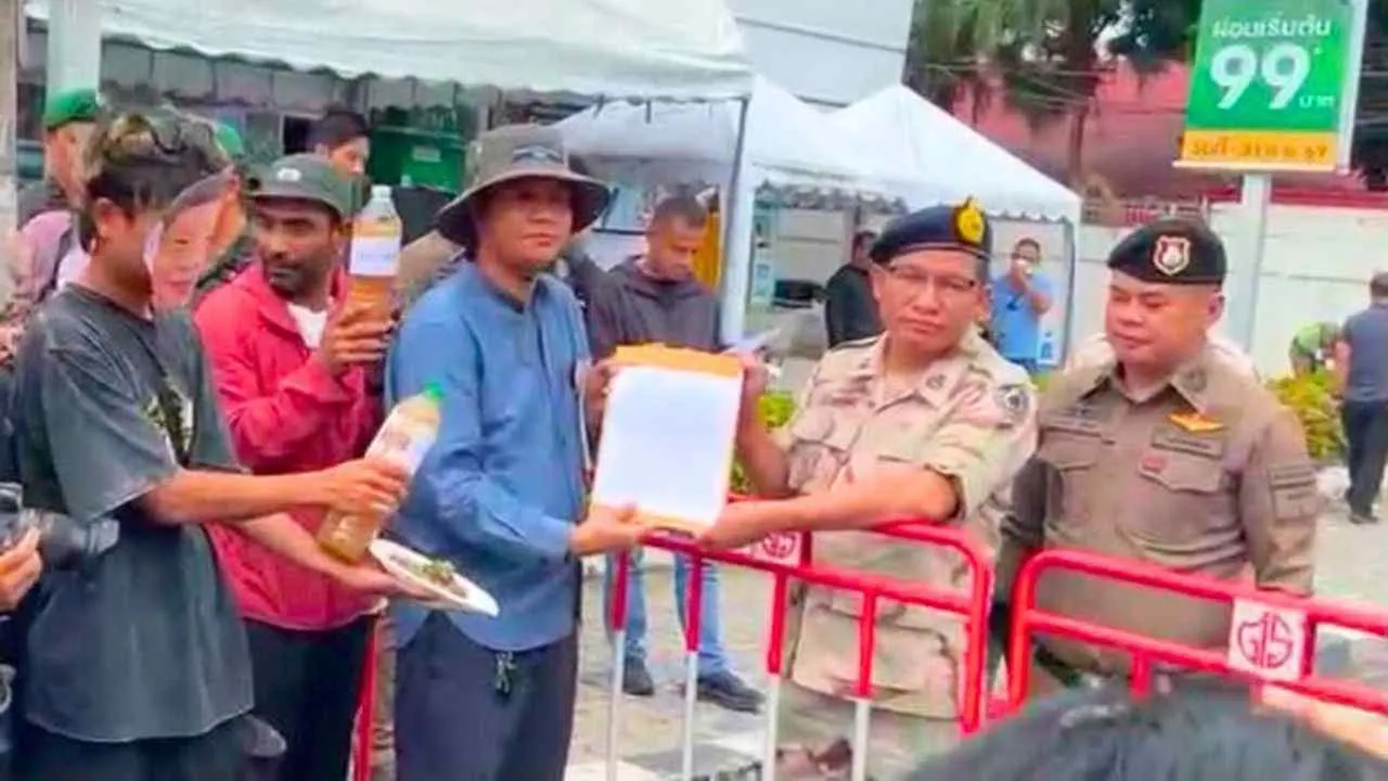 Des représentants des manifestants remettent une pétition à des responsables thaïlandais devant le consulat de Chine à Chiang Mai