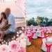 Couple formé d'une Thaïlandaise et d'un ressortissant étranger devant la réception de mariage de 130 tables organisée à Nakhon Ratchasima
