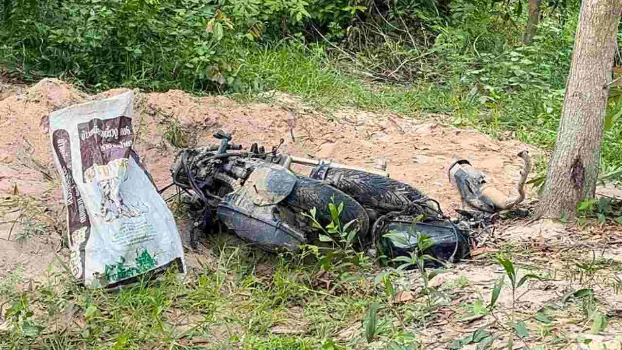 La moto Honda ADV150 de Diana et Roman Nazimova, retrouvée démontée et partiellement enterrée dans une zone boisée de Huai Yai, près de Pattaya