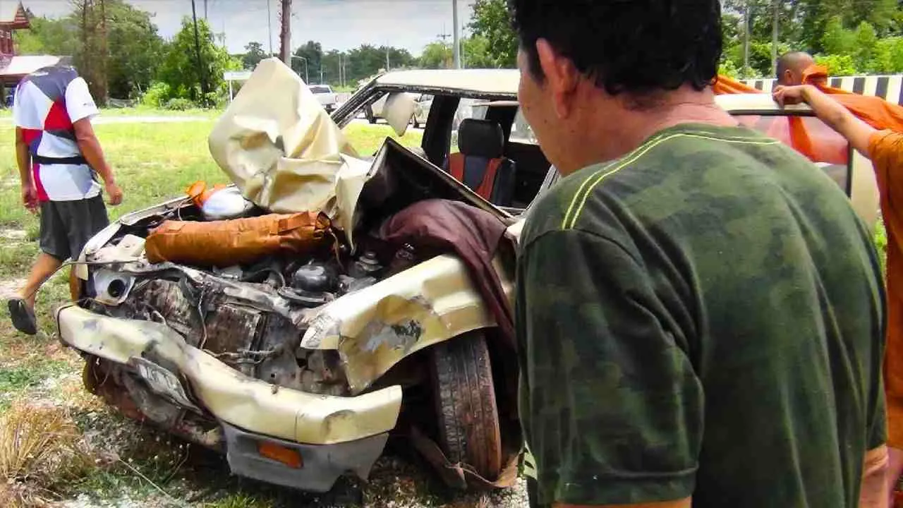 Le pick-up gravement endommagé après avoir percuté un groupe de moines en pèlerinage dans la province de Mukdahan