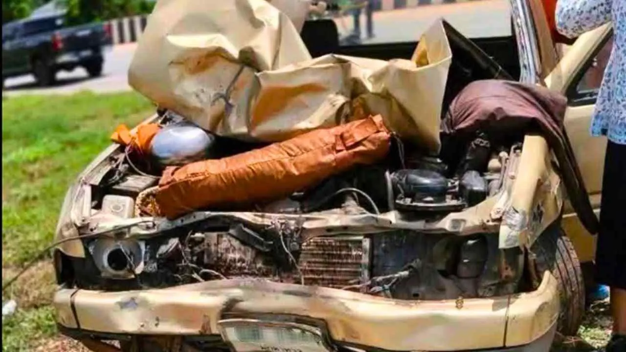 Le pick-up fortement endommagé après l'accident qui a coûté la vie à neuf moines dans la province de Mukdahan