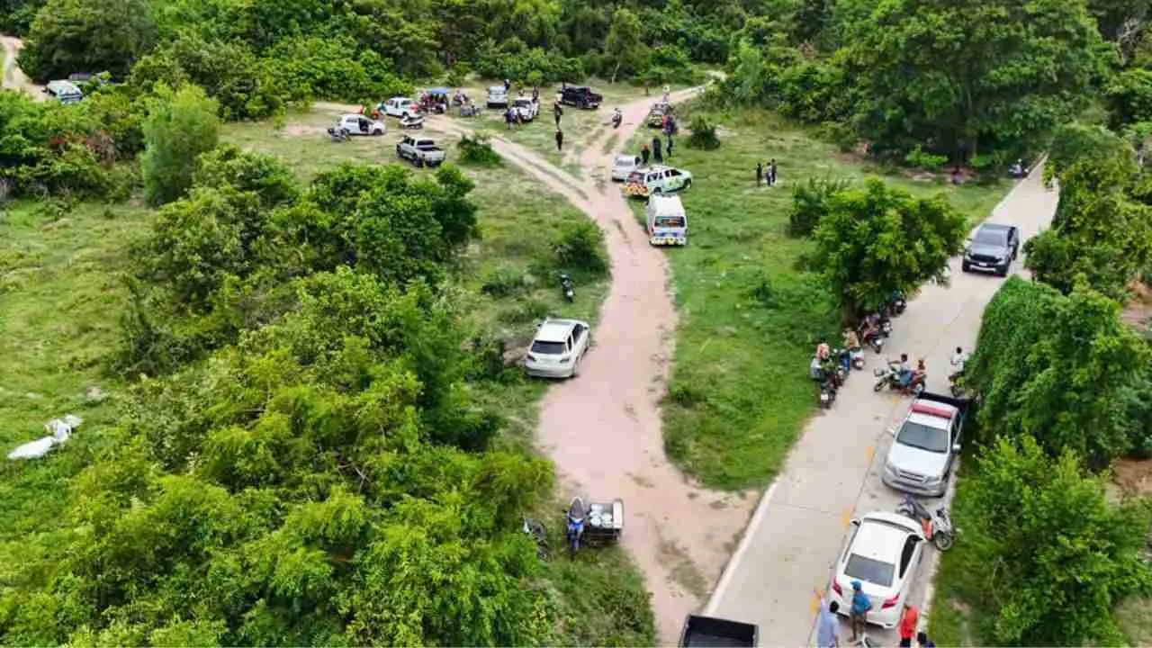 Vue aérienne des recherches menées par la police et les secouristes dans une zone boisée de Huai Yai, près de Pattaya, après la disparition de deux jeunes Russes
