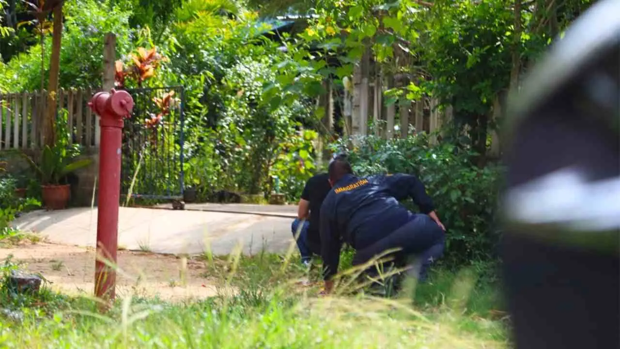 Des policiers se positionnent devant une maison de Huai Yai, près de Pattaya, où deux suspects recherchés dans l'affaire de la disparition de deux jeunes Russes auraient été aperçus