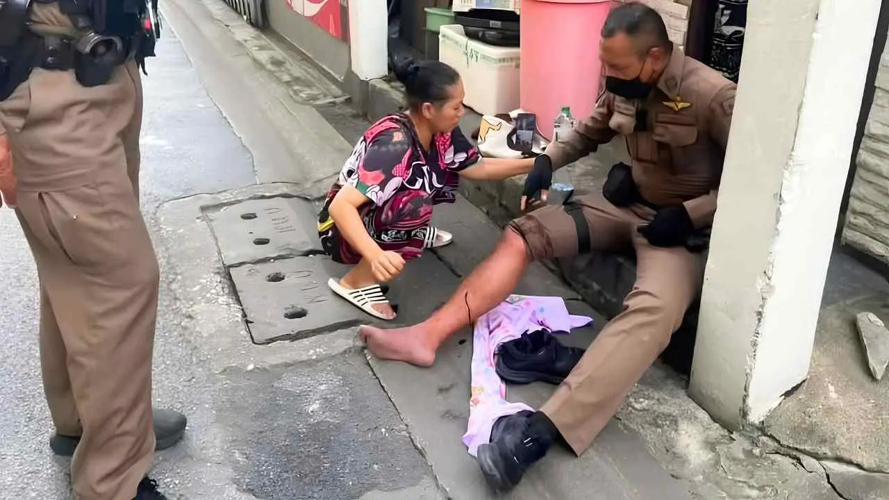 Policier thaïlandais blessé à la jambe après avoir été attaqué au couteau lors d'une intervention dans le district de Suan Luang à Bangkok