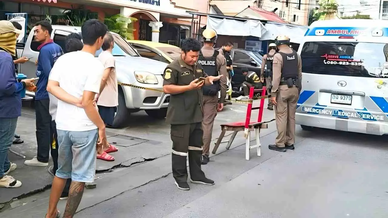 Policiers, secouristes et riverains sur les lieux de l'intervention dans le district de Suan Luang à Bangkok