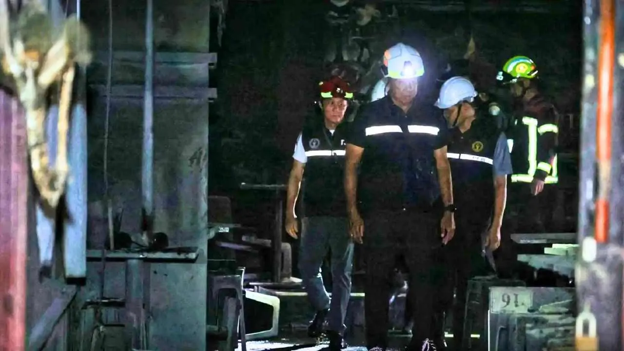 Des enquêteurs inspectent l'intérieur du restaurant Rong Beer Na Ladprao après le violent incendie à Bangkok