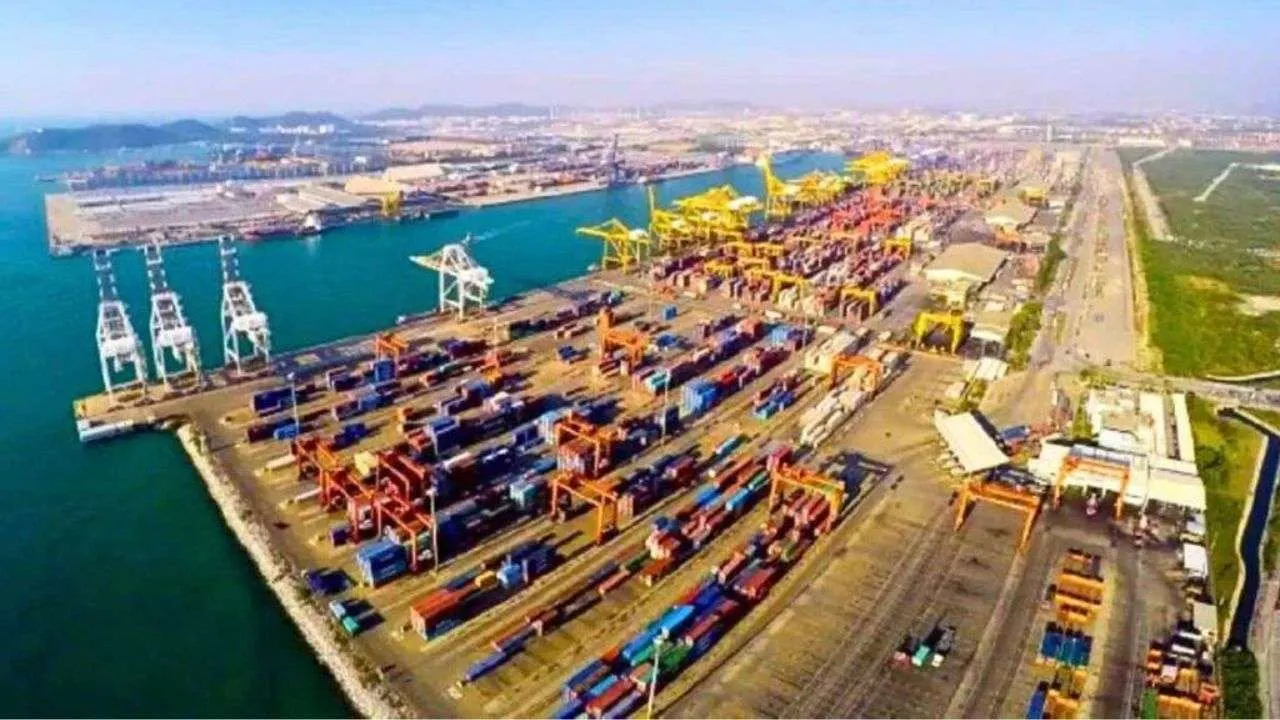 Interprétation par un artiste d'un port en eau profonde dans le cadre du projet de pont terrestre