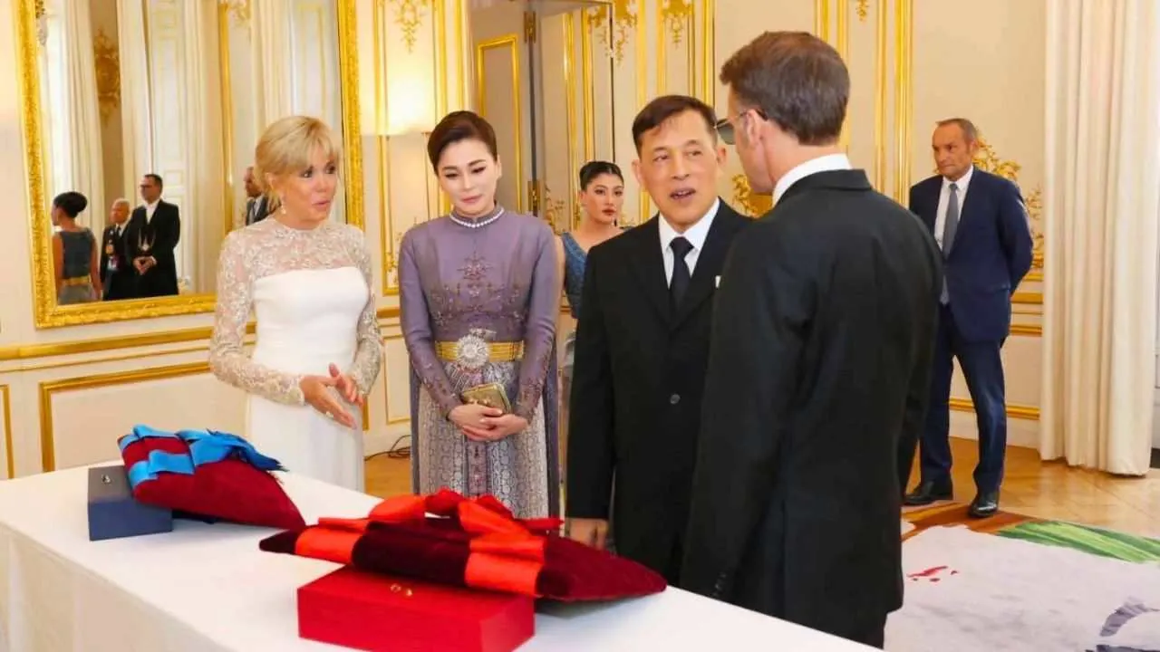 Le roi et la reine de Thaïlande reçoivent les plus hautes distinctions françaises des mains d'Emmanuel Macron à l'Élysée