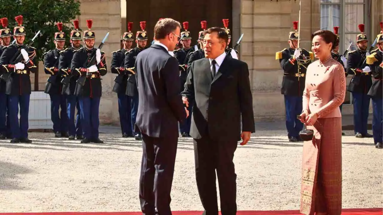 Le roi Maha Vajiralongkorn et la reine Suthida accueillis par Emmanuel Macron au palais de l'Élysée à Paris
