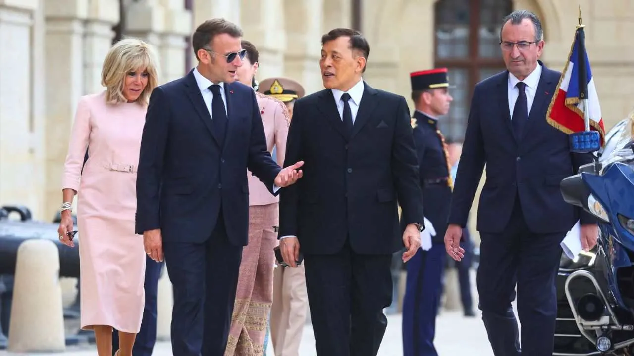 Emmanuel Macron accueille le roi Maha Vajiralongkorn lors de la cérémonie officielle de bienvenue à Paris