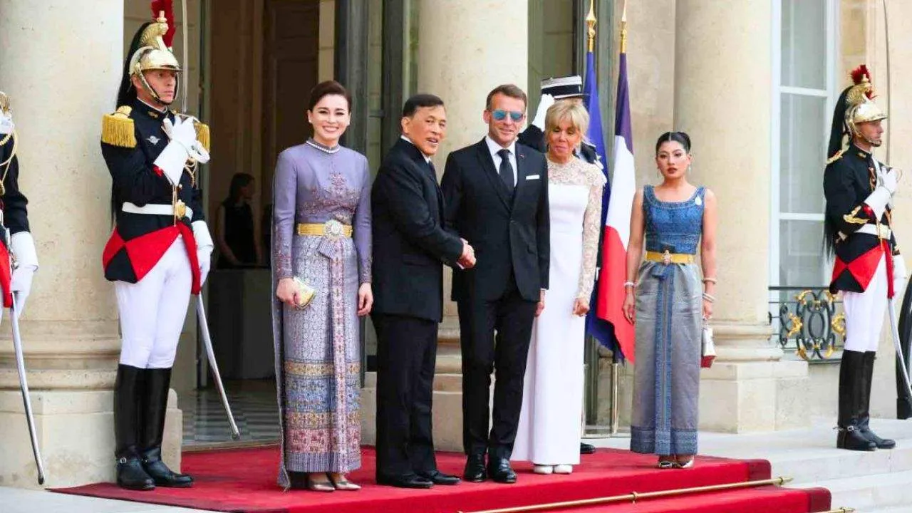 Le roi et la reine de Thaïlande reçus par Emmanuel Macron à Paris