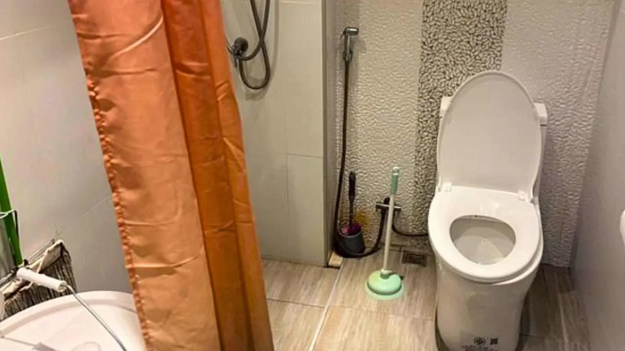Salle de bains de l'appartement du suspect australien à Pattaya, où la police affirme que la valise contenant le corps de l'adolescente a été entreposée