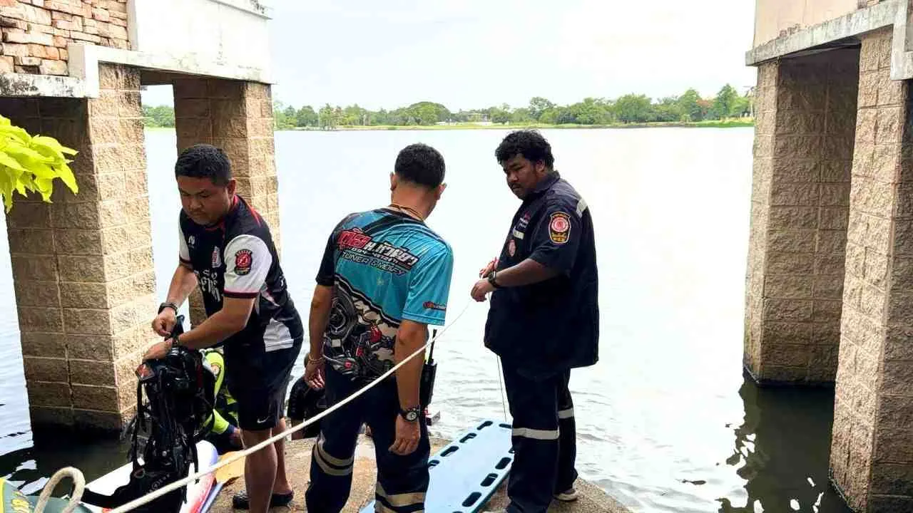 Secouristes préparant une opération de recherche dans un lac à Samut Prakan après la disparition d'un ressortissant américain