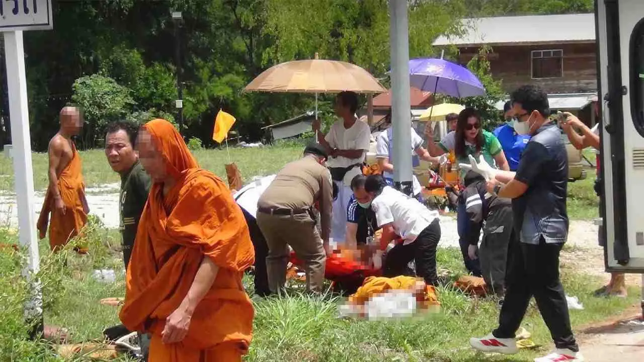 Les secouristes prennent en charge des moines blessés après l'accident survenu lors d'un pèlerinage dans la province de Mukdahan