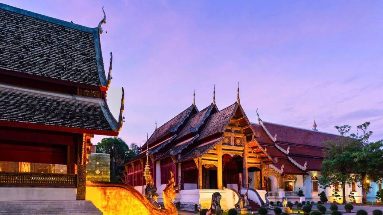 Temple de Chiang Mai illuminé au crépuscule, dans le nord de la Thaïlande