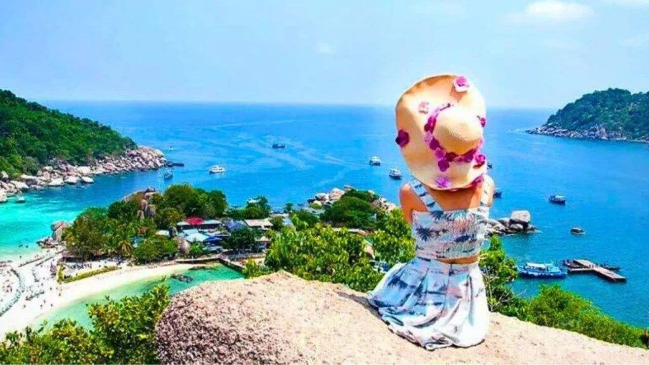 Touriste admirant une baie tropicale en Thaïlande