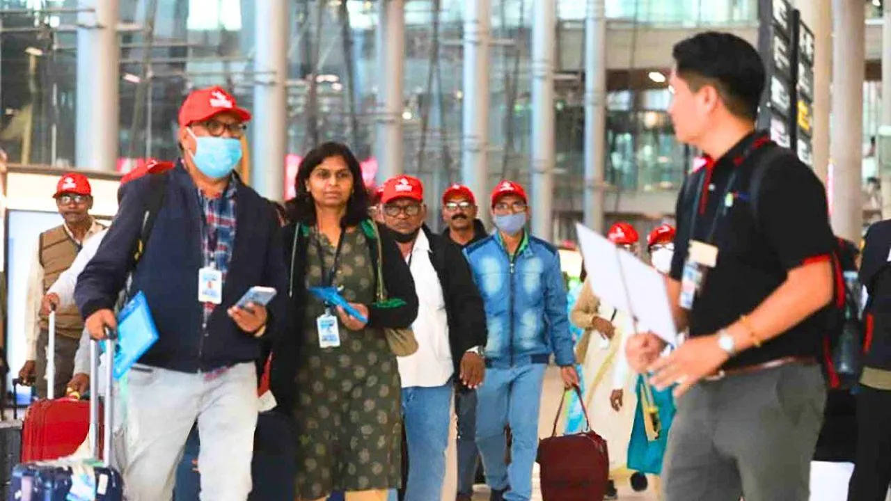 Un groupe de touristes indiens à l'aéroport Suvarnabhumi de Bangkok