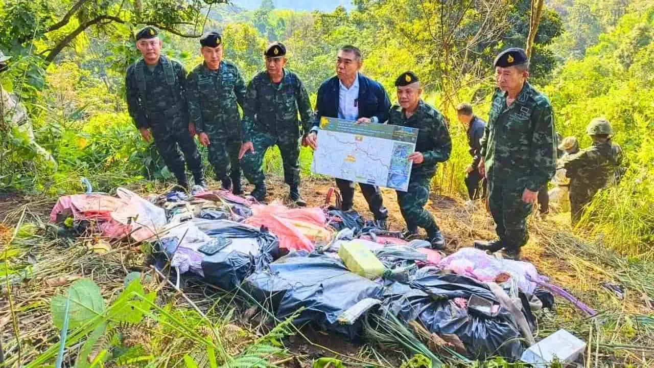 Des militaires thaïlandais posent devant les sacs contenant des pilules de méthamphétamines saisies à la frontière avec la Birmanie, en décembre 2023