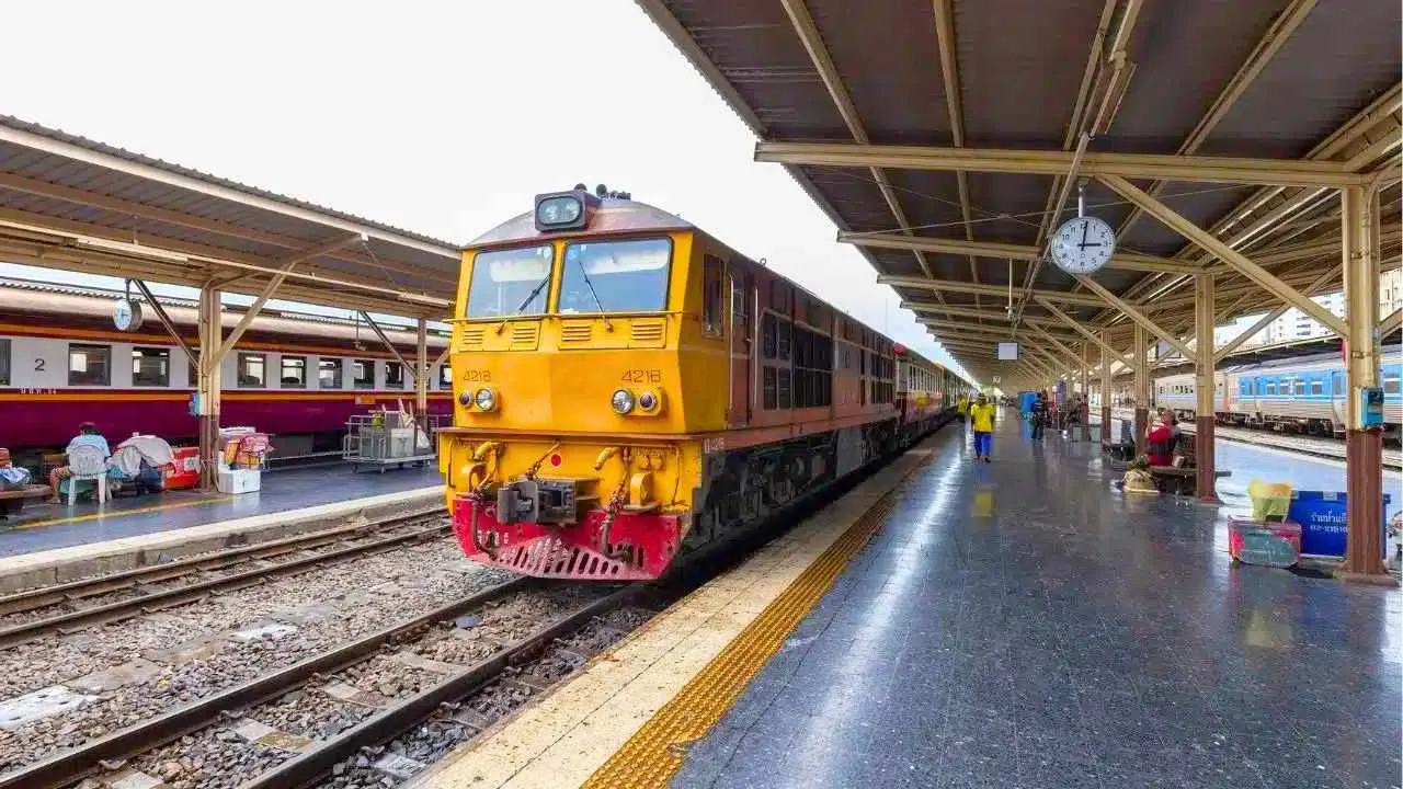 Train diesel des Chemins de fer nationaux de Thaïlande (SRT) dans une gare de Bangkok