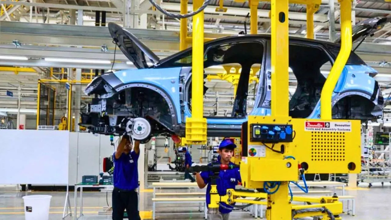 Des ouvriers assemblent une voiture électrique compacte BYD Dolphin à hayon dans la nouvelle usine de l'entreprise à Nikhom Phatthana, dans la province de Rayong en Thaïlande