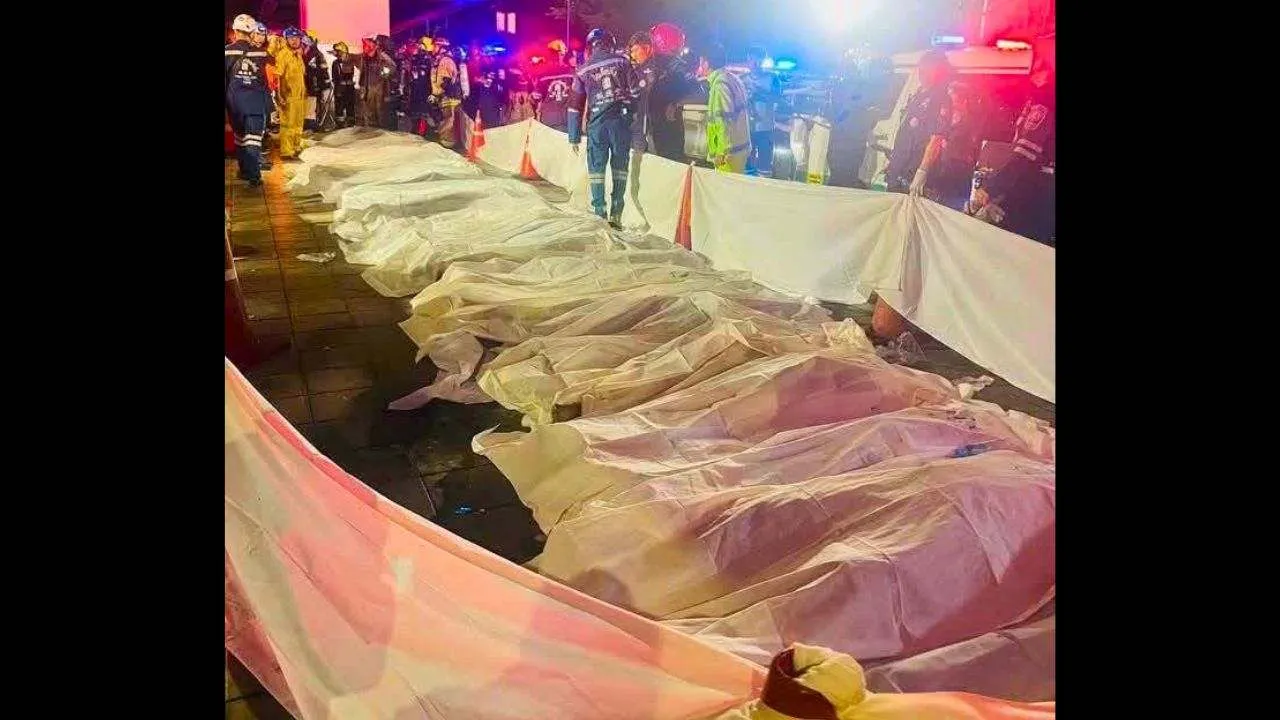 Les corps des victimes de l'incendie du restaurant Rong Beer Na Ladprao à Bangkok recouverts de draps