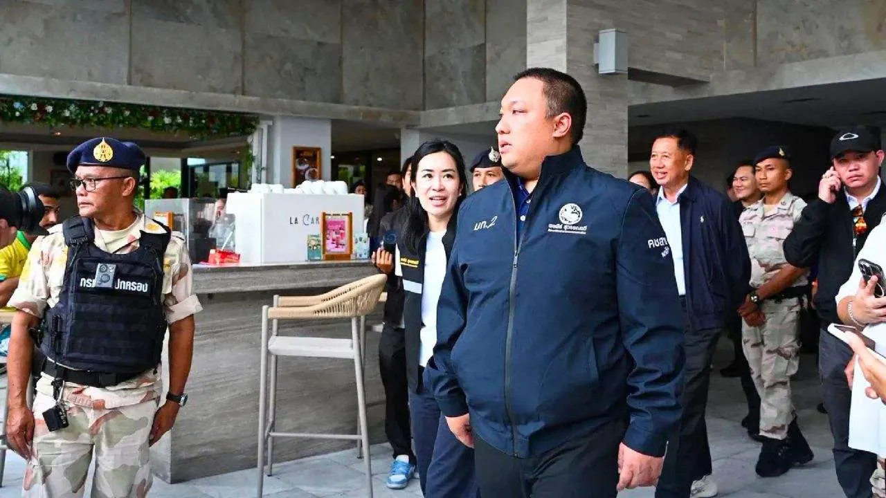 Des responsables du ministère thaïlandais de l'Intérieur lors d'une inspection dans un établissement à Patong, à Phuket