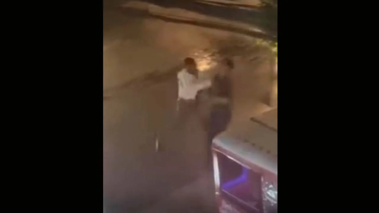 Capture vidéo montrant un Britannique frappant un chauffeur de tuk-tuk lors d'une altercation à Patong, sur l'île de Phuket