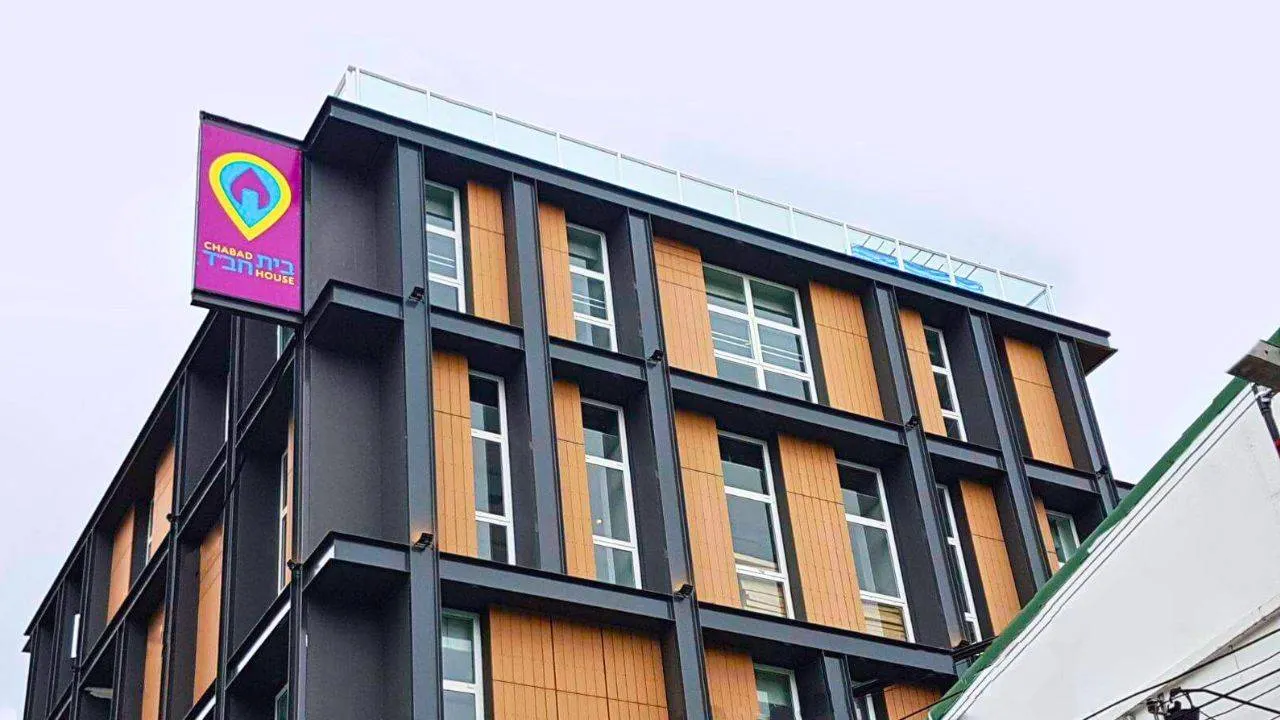 Façade de la Chabad House de Patong, à Phuket, inspectée par les autorités thaïlandaises