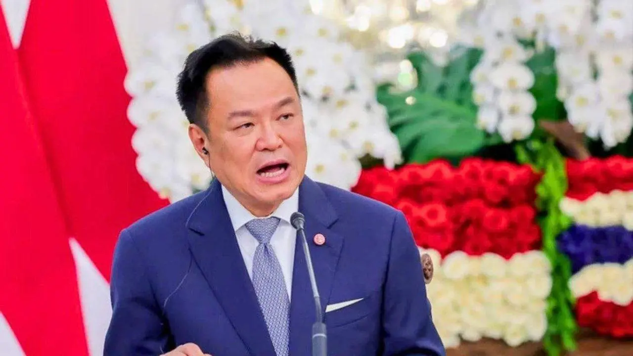 Le Premier ministre thaïlandais Anutin Charnvirakul lors d’une prise de parole