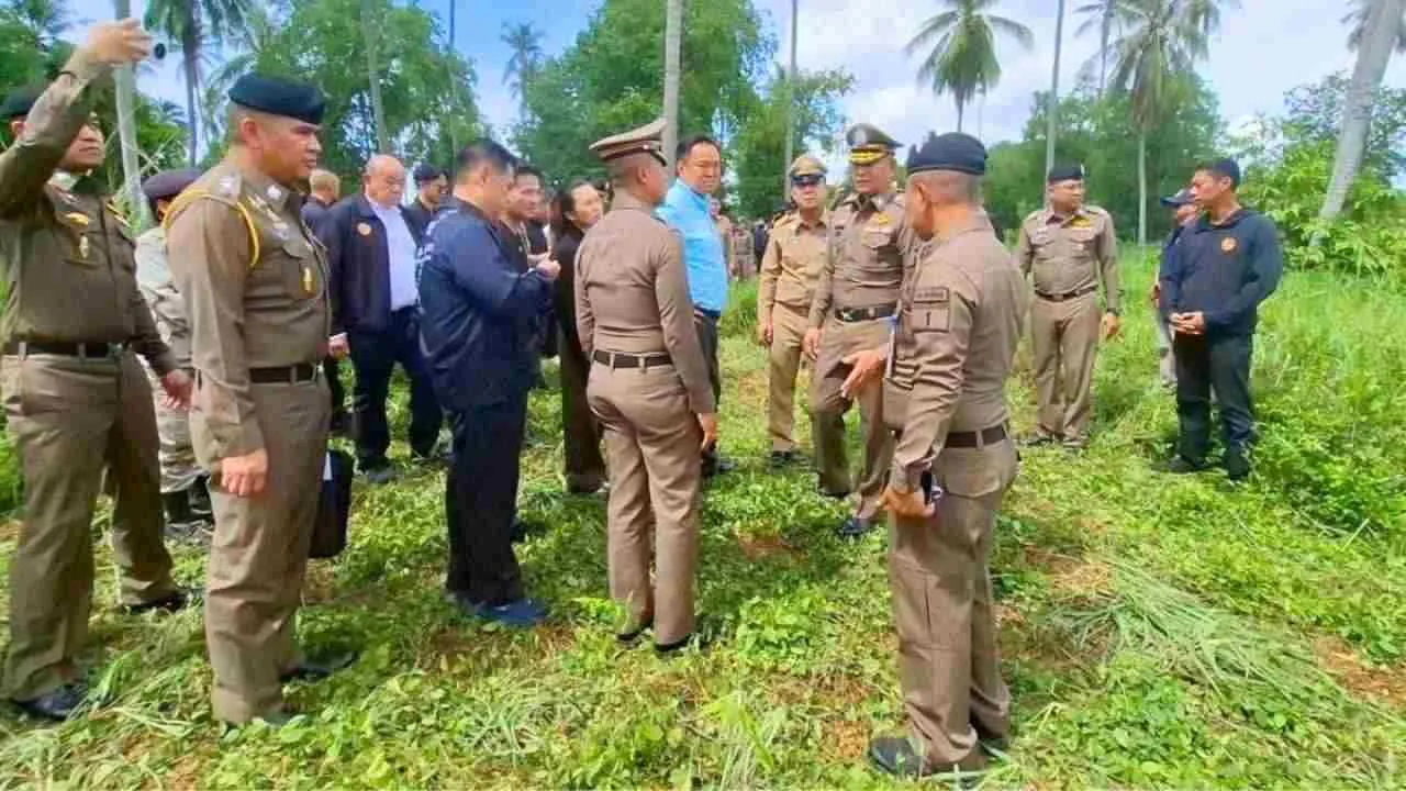 Le Premier ministre Anutin Charnvirakul et de hauts responsables de la police inspectent la scène de crime dans le district de Bang Lamung, à Chon Buri