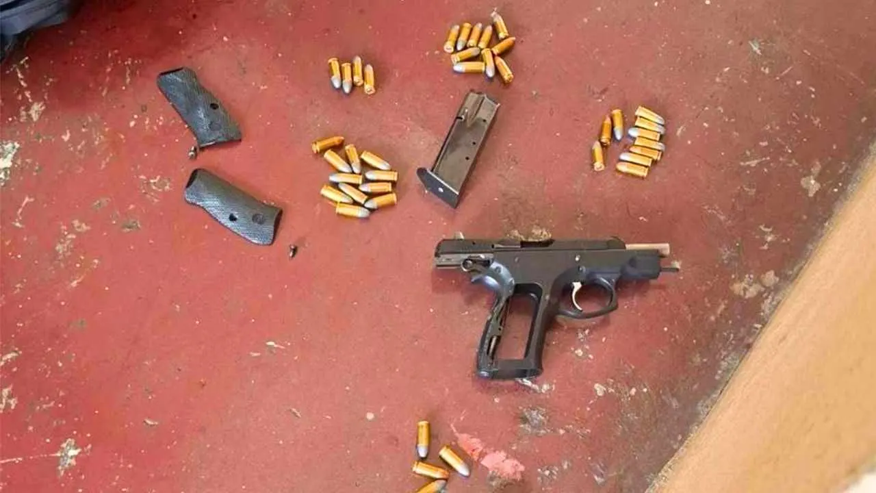 Pistolet et munitions retrouvés après la fusillade dans l'école de Nonthaburi