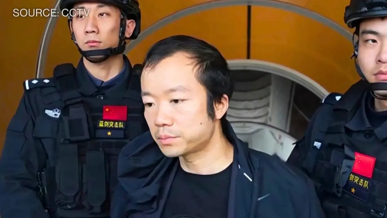Chen Zhi escorté par des policiers chinois après son extradition depuis le Cambodge en janvier 2026