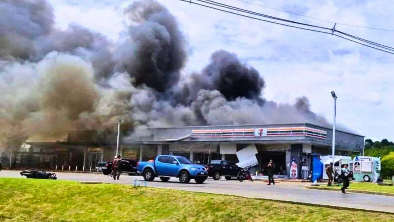 Supérette 7-Eleven en feu après une attaque à la roquette à Si Sa Ket en Thaïlande