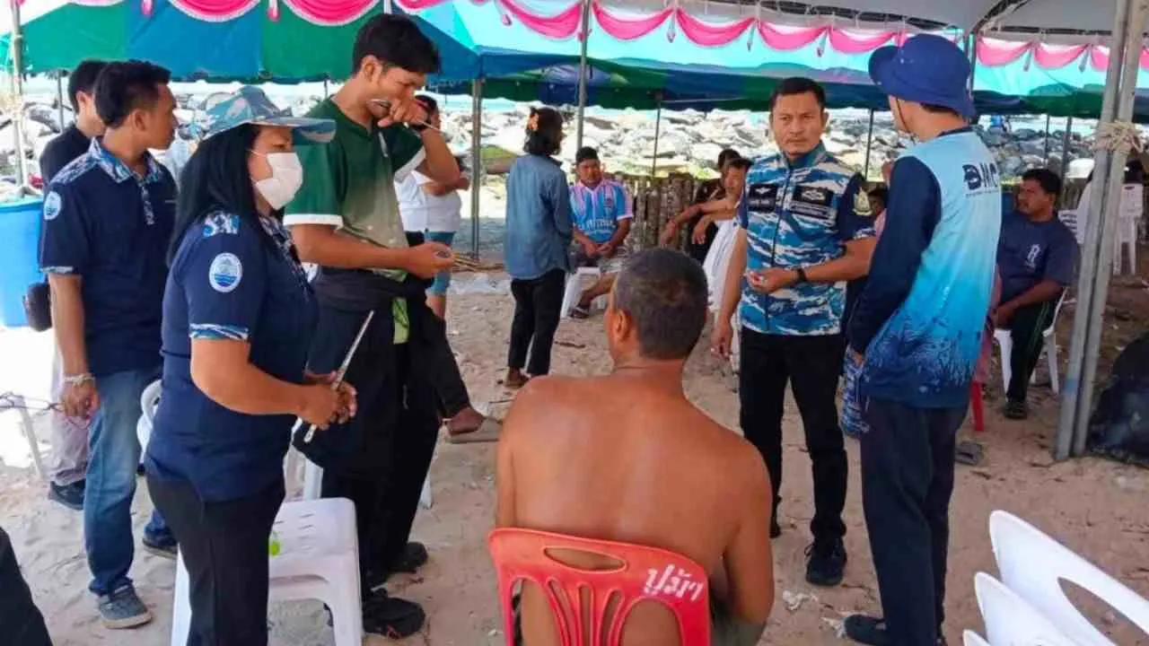 Des agents du Département des ressources marines et côtières sensibilisent les habitants et les professionnels de la plage aux risques liés aux méduses-boîtes