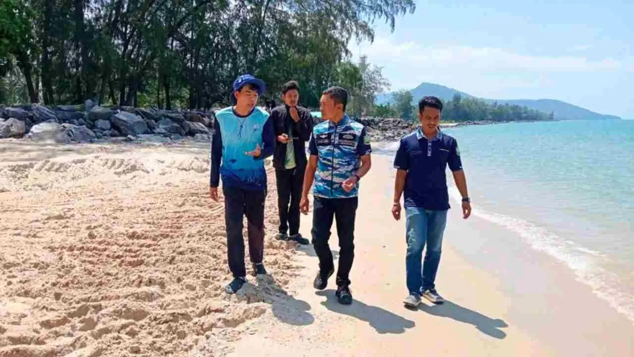 Des agents du Département des ressources marines et côtières inspectent une plage de Nakhon Si Thammarat après le décès d'un garçon piqué par une méduse-boîte