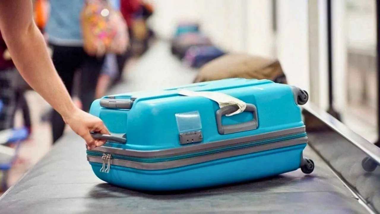 Valise sur le tapis de récupération des bagages dans un aéroport