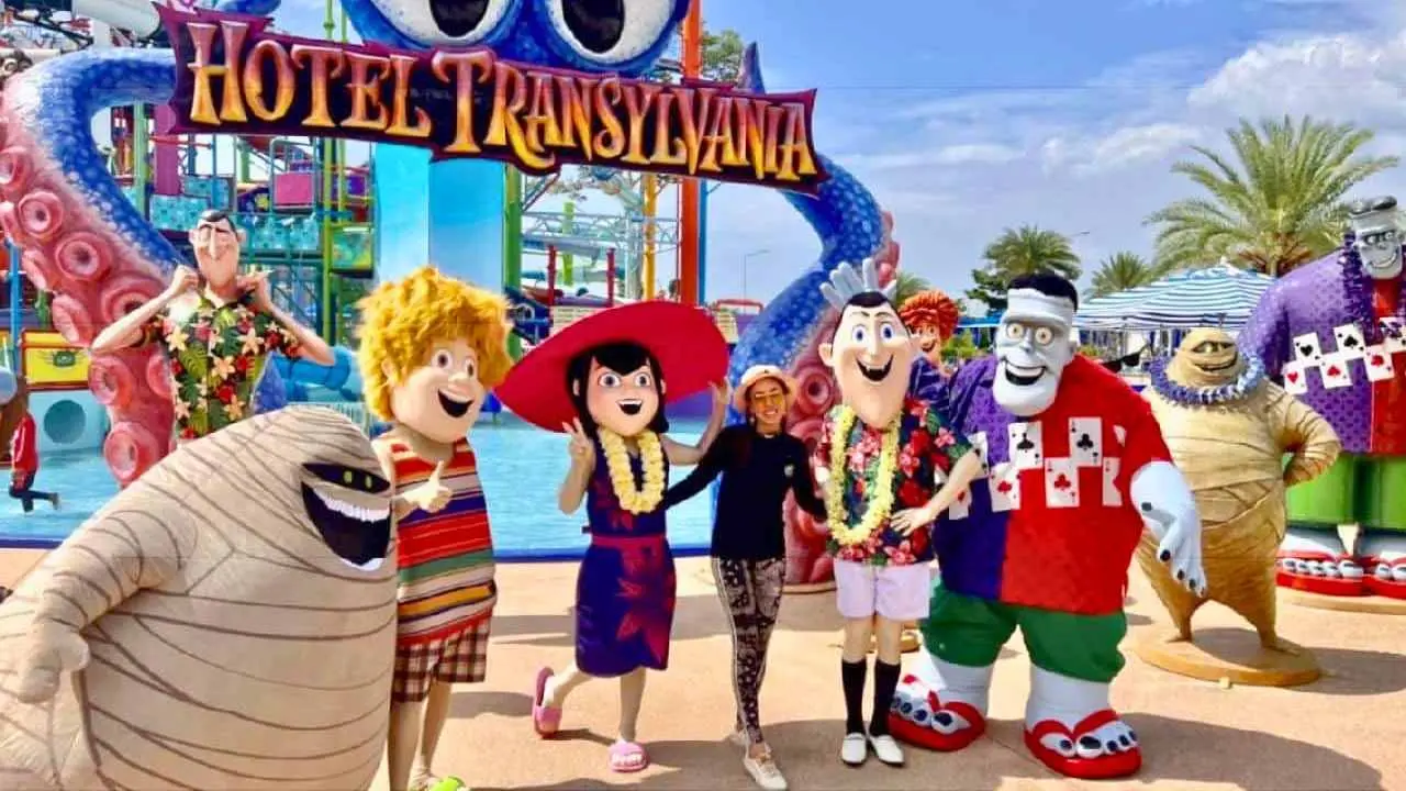 Attractions basées sur les personnages du film « Hôtel Transylvanie » dans le parc Columbia Pictures Aquaverse à Pattaya