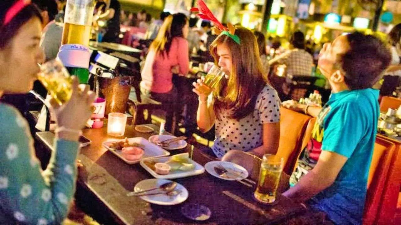 Jeunes Thaïlandais dans un restaurant