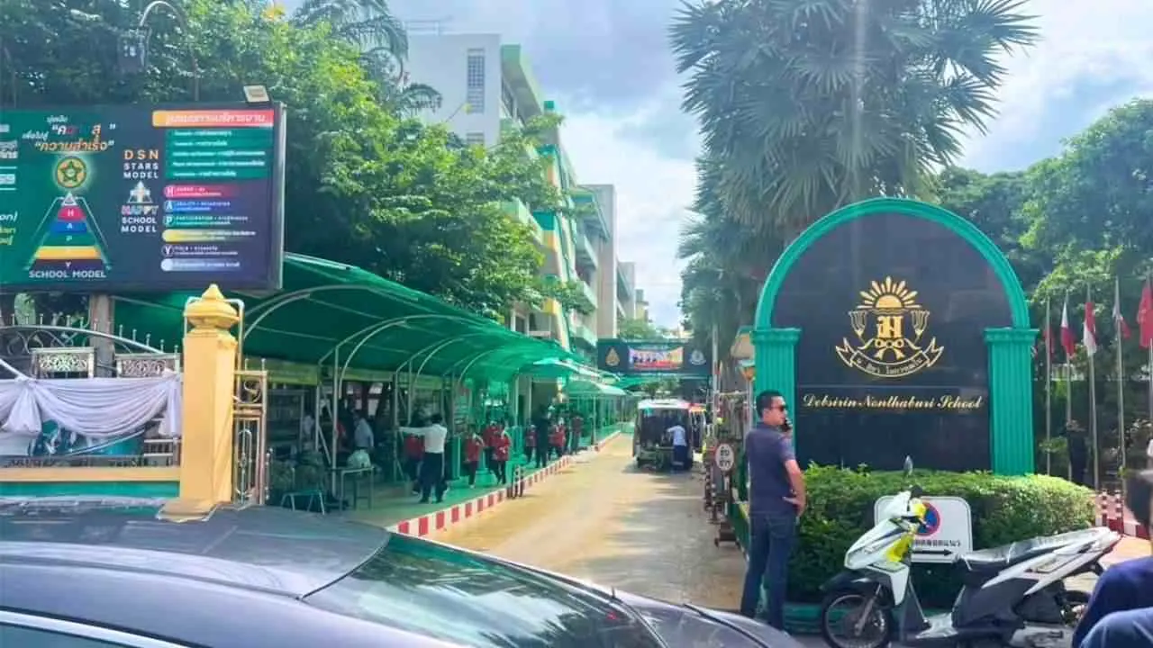 Entrée de l'école Debsirin Nonthaburi après la fusillade meurtrière