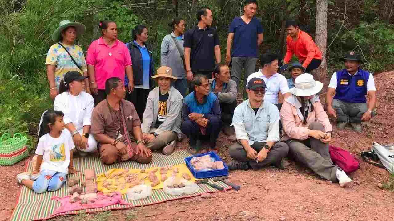 Équipe de chercheurs, géologues et habitants réunis autour des fossiles de dinosaures découverts à Ban Mai Nong Daeng, dans la province de Chaiyaphum