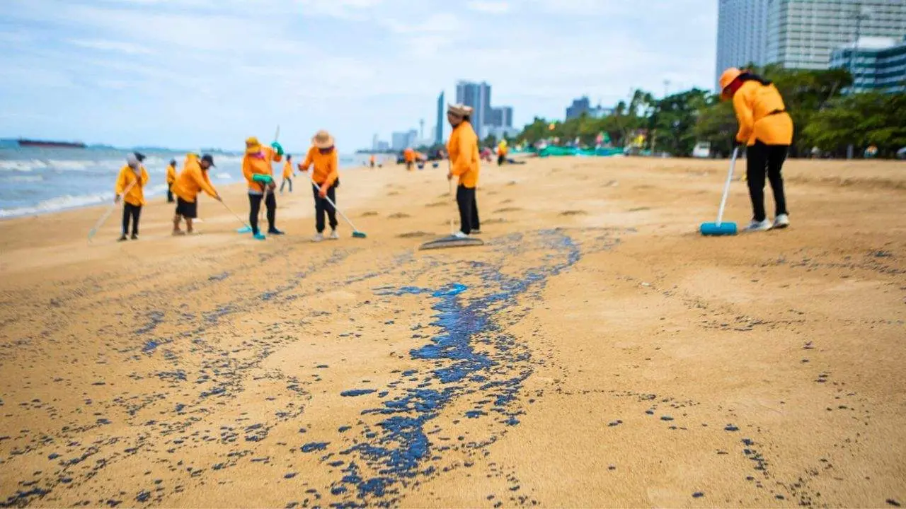 Thaïlande : une mystérieuse nappe noire envahit une plage de Pattaya